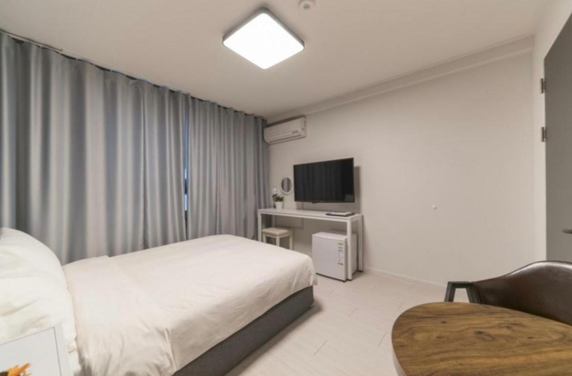 ลา ฟามีล Hotel ยางยาง ภายนอก รูปภาพ