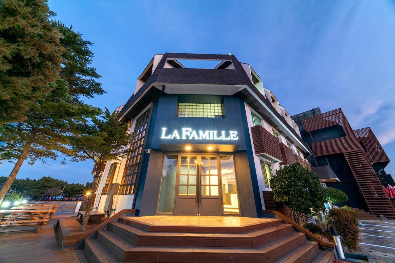 ลา ฟามีล Hotel ยางยาง ภายนอก รูปภาพ